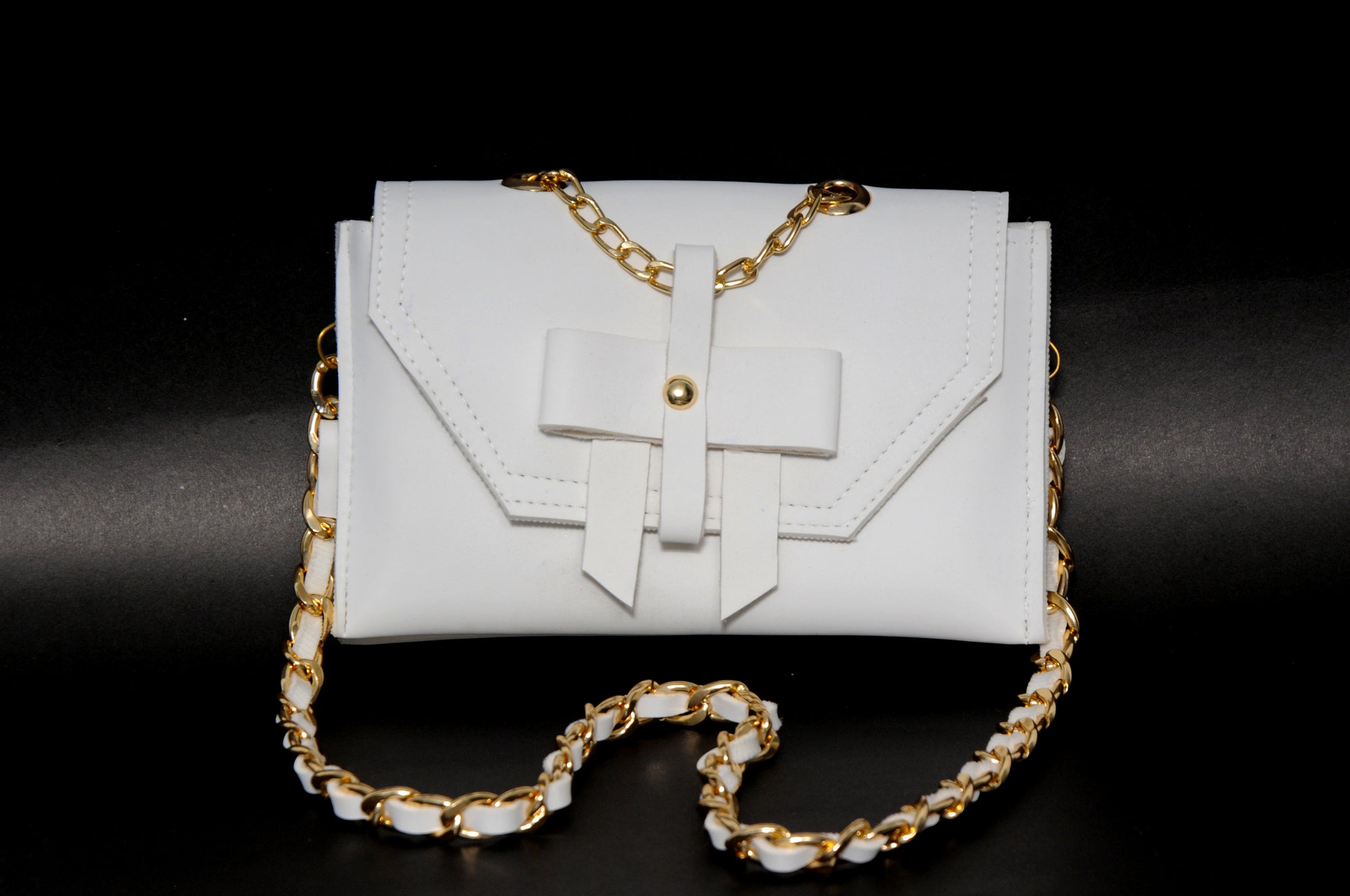 Elegant White Shoulder Bag with Statement Bow & Gold Chain Strap