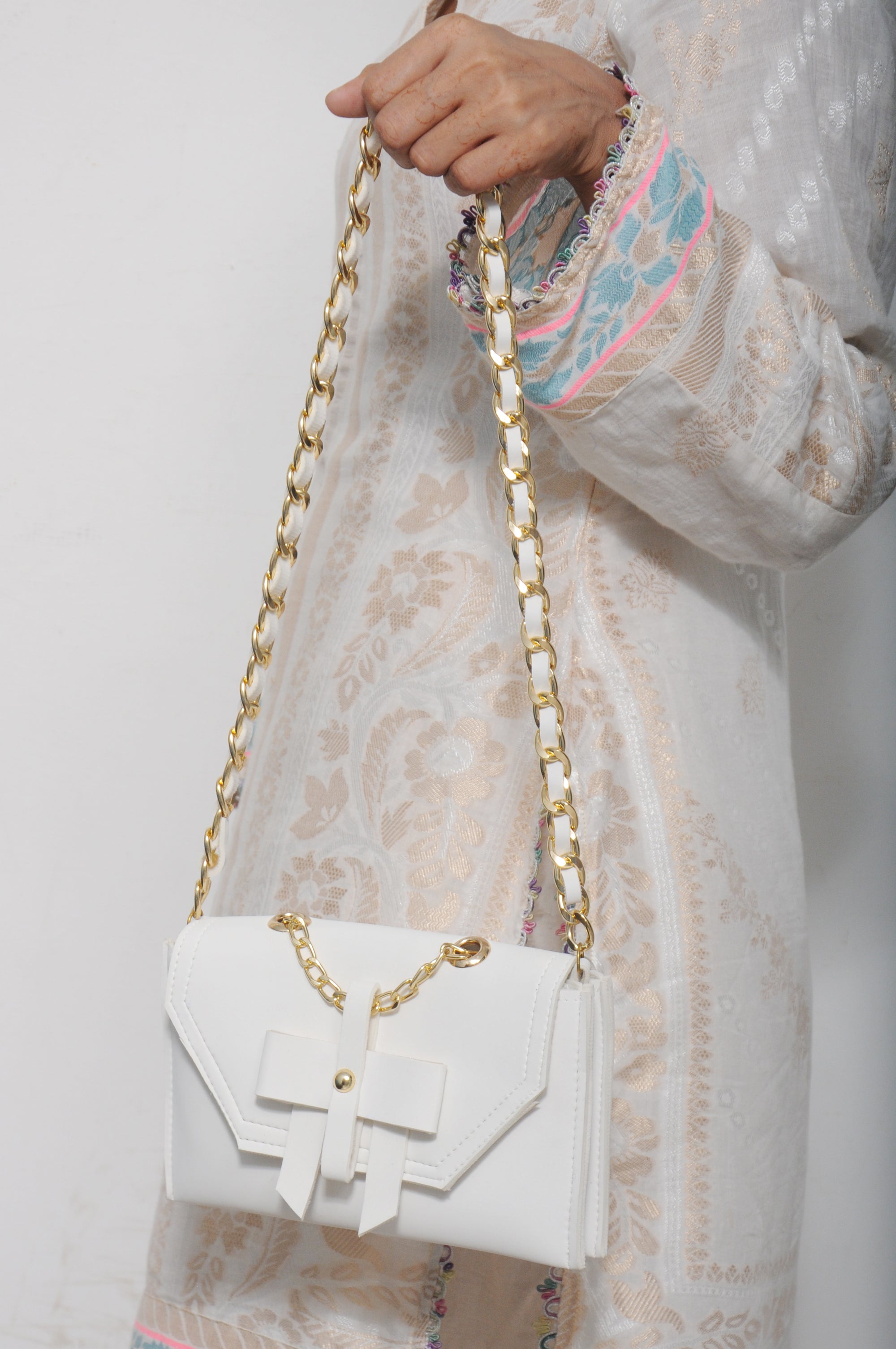 Elegant White Shoulder Bag with Statement Bow & Gold Chain Strap